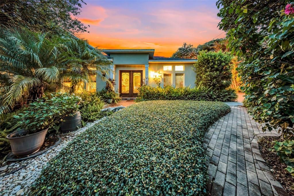 合同活跃: $1,299,999 (4 贝兹, 4 浴室, 3123 平方英尺)