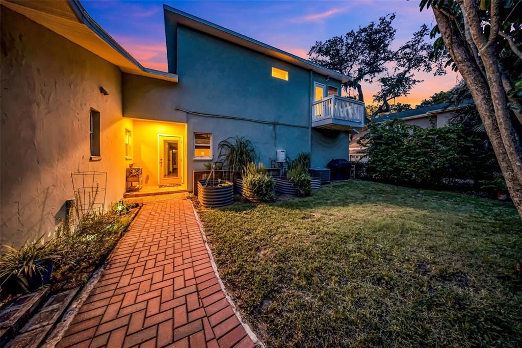 合同活跃: $1,299,999 (4 贝兹, 4 浴室, 3123 平方英尺)