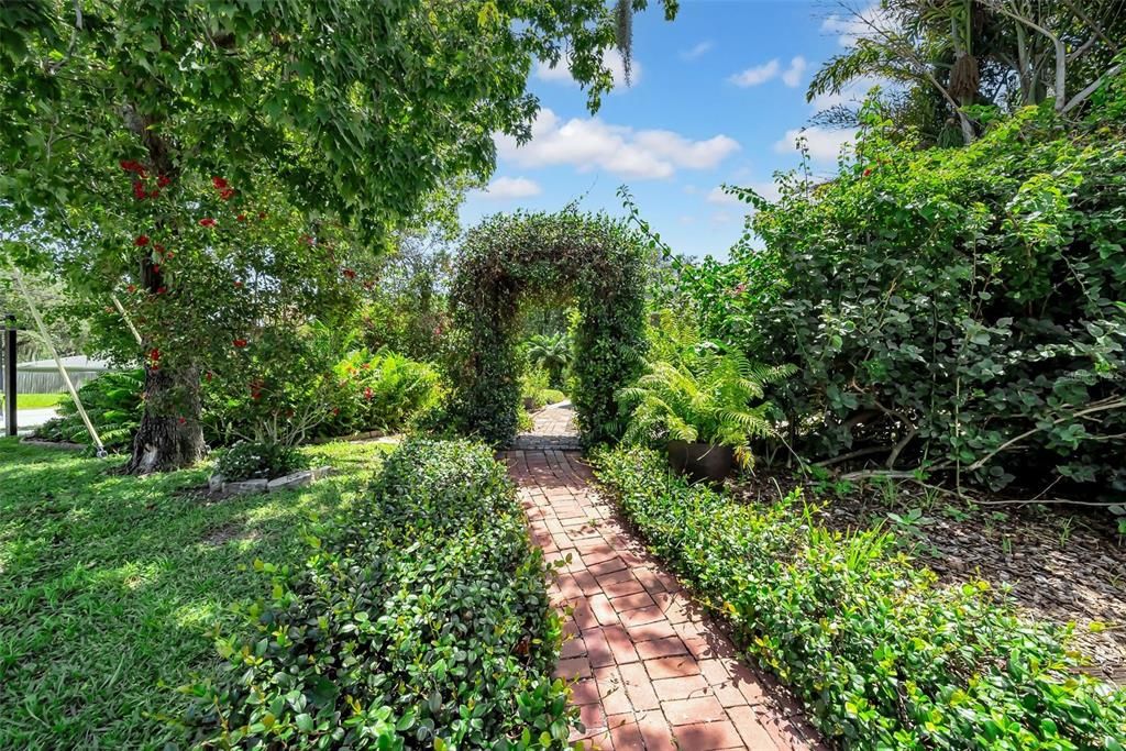 合同活跃: $1,299,999 (4 贝兹, 4 浴室, 3123 平方英尺)