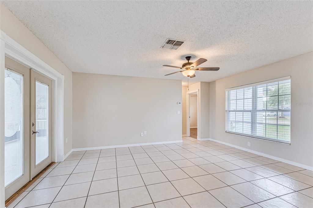 Под контрактом: $1,850 (3 спален, 2 ванн, 1089 Квадратных фут)