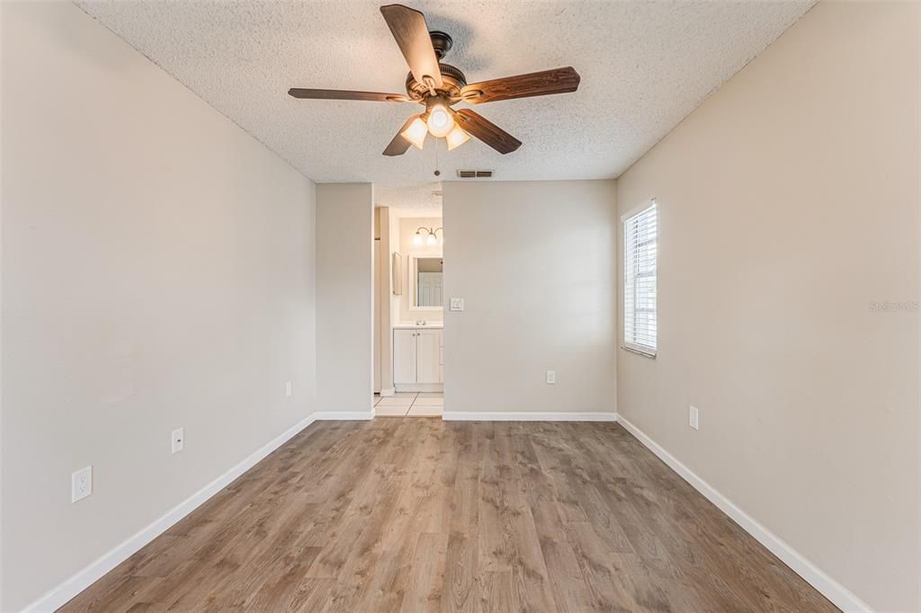 Под контрактом: $1,850 (3 спален, 2 ванн, 1089 Квадратных фут)