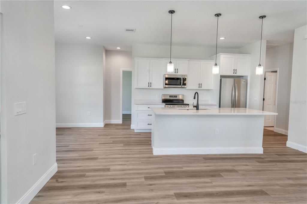 For Sale: $334,900 (3 beds, 3 baths, 1665 Square Feet)