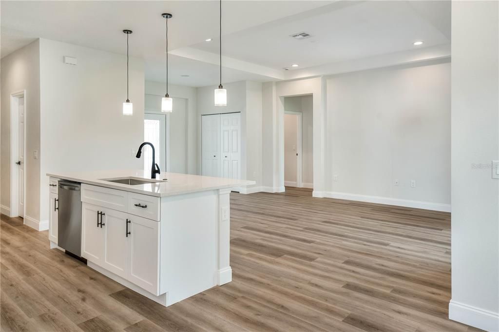 For Sale: $334,900 (3 beds, 3 baths, 1665 Square Feet)