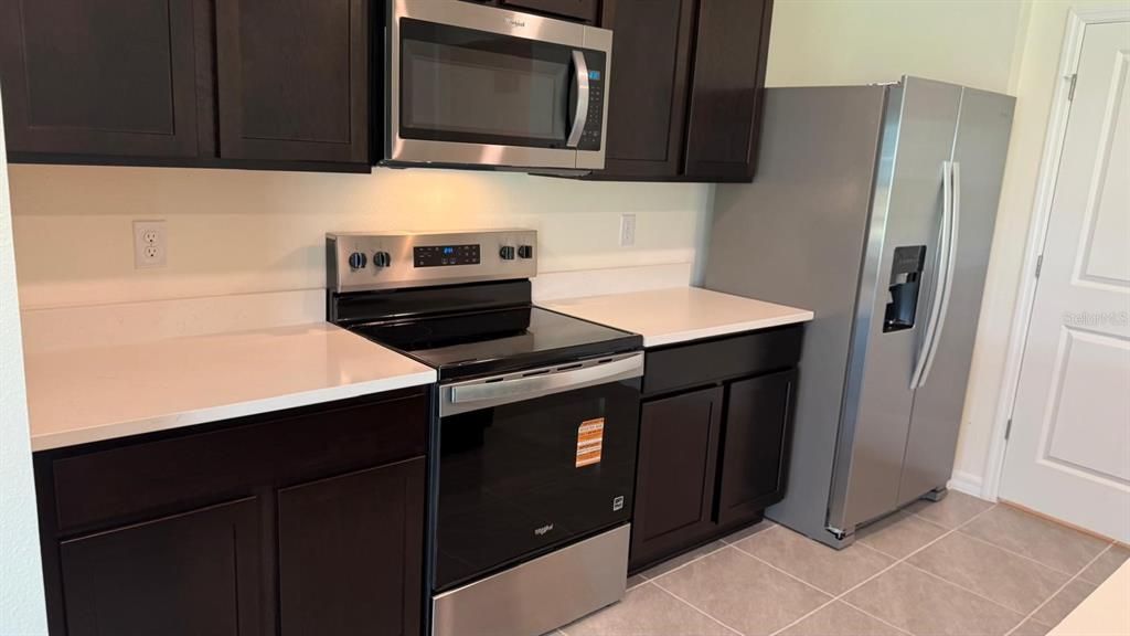 合同活跃: $1,800 (3 贝兹, 2 浴室, 1672 平方英尺)