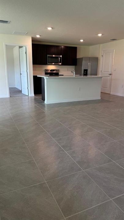 合同活跃: $1,800 (3 贝兹, 2 浴室, 1672 平方英尺)