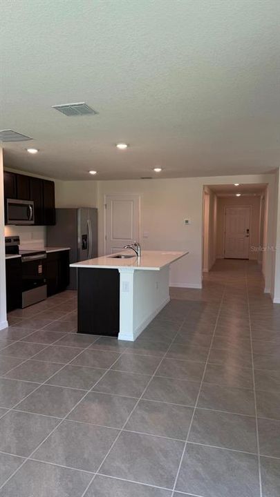 合同活跃: $1,800 (3 贝兹, 2 浴室, 1672 平方英尺)