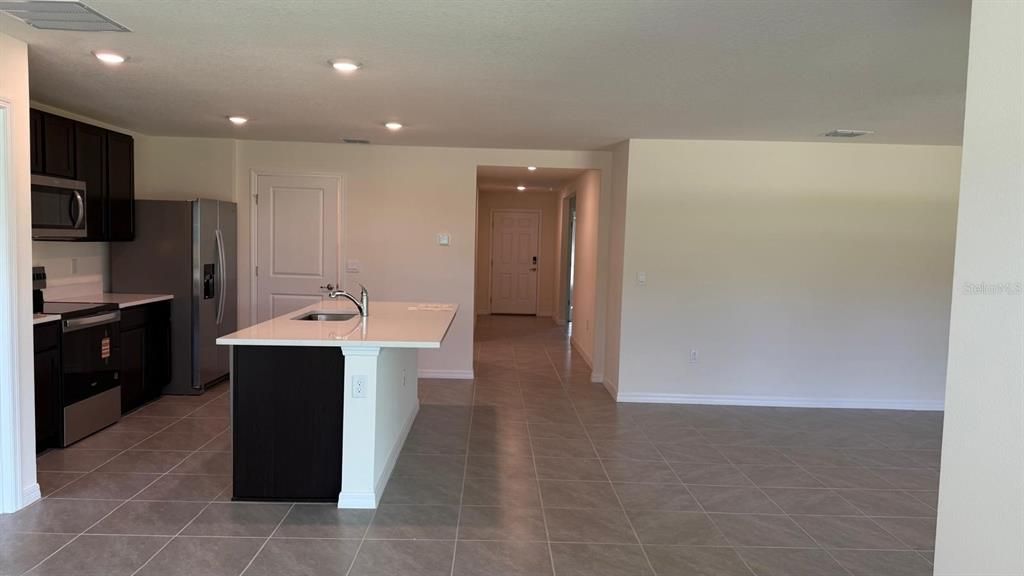 合同活跃: $1,800 (3 贝兹, 2 浴室, 1672 平方英尺)