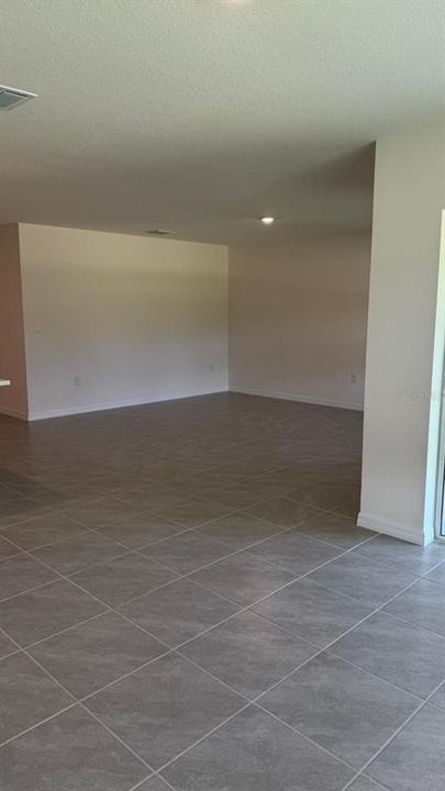 合同活跃: $1,800 (3 贝兹, 2 浴室, 1672 平方英尺)