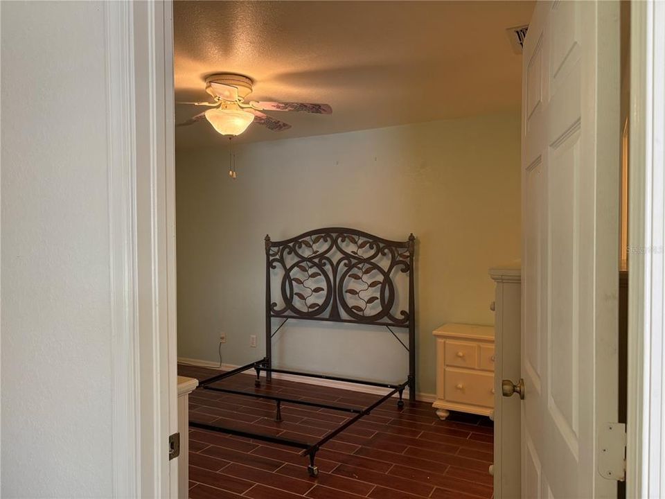 Active With Contract: $209,000 (2 beds, 2 baths, 983 Square Feet)