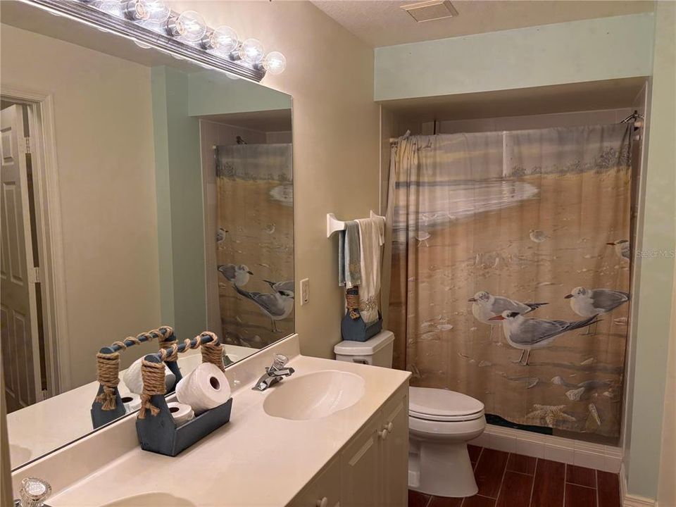 Active With Contract: $209,000 (2 beds, 2 baths, 983 Square Feet)