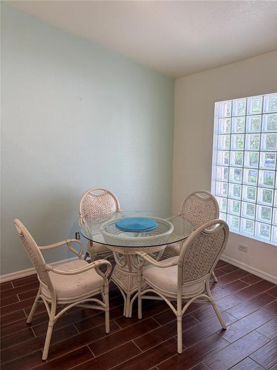 Active With Contract: $209,000 (2 beds, 2 baths, 983 Square Feet)