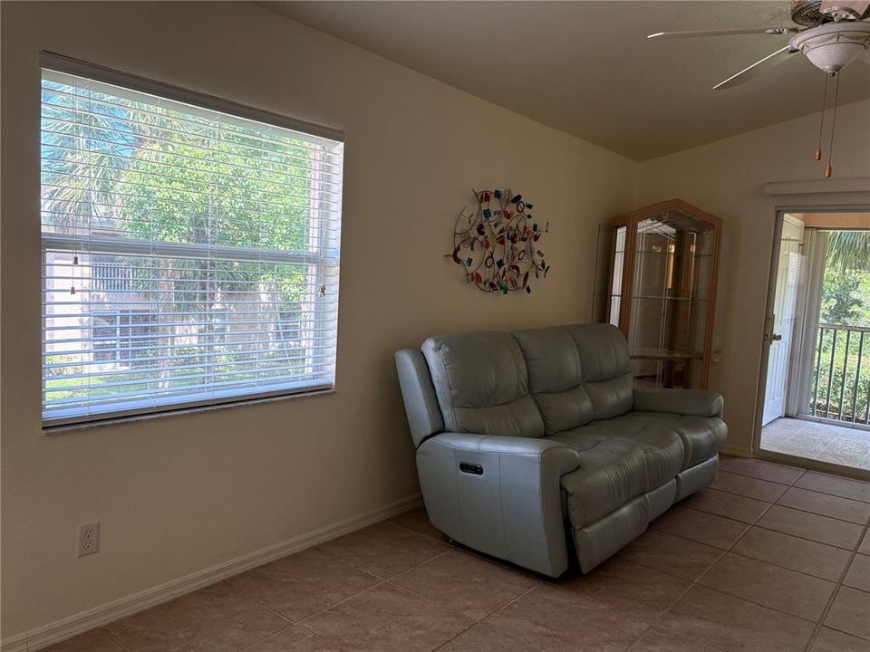 Active With Contract: $209,000 (2 beds, 2 baths, 983 Square Feet)