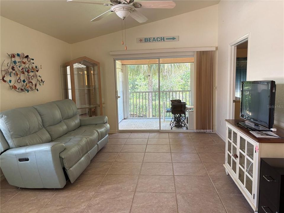 Active With Contract: $209,000 (2 beds, 2 baths, 983 Square Feet)
