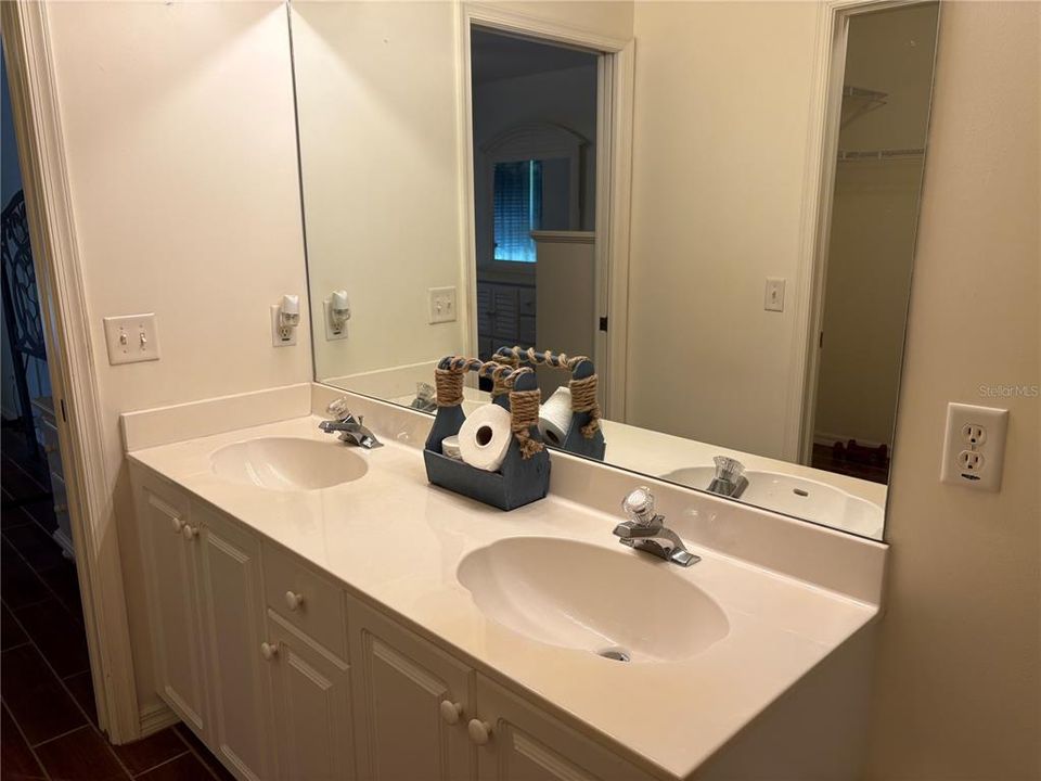 Active With Contract: $209,000 (2 beds, 2 baths, 983 Square Feet)