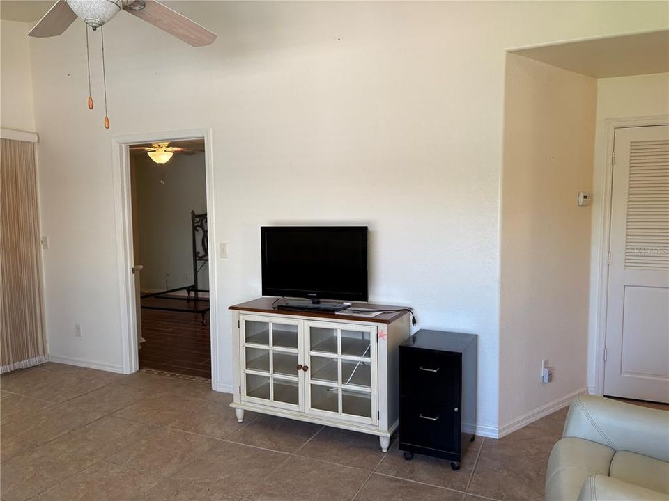 Active With Contract: $209,000 (2 beds, 2 baths, 983 Square Feet)