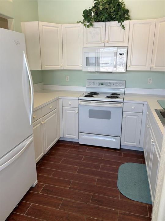 Active With Contract: $209,000 (2 beds, 2 baths, 983 Square Feet)