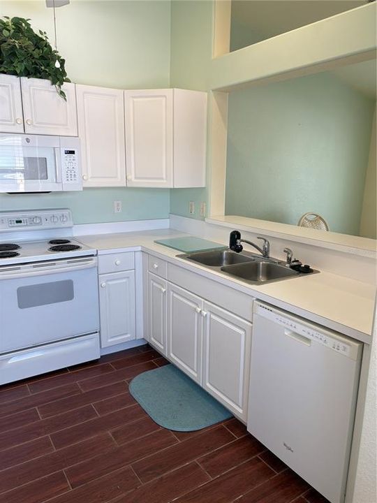 Active With Contract: $209,000 (2 beds, 2 baths, 983 Square Feet)
