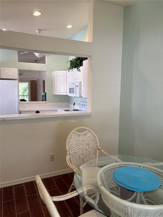 Active With Contract: $209,000 (2 beds, 2 baths, 983 Square Feet)