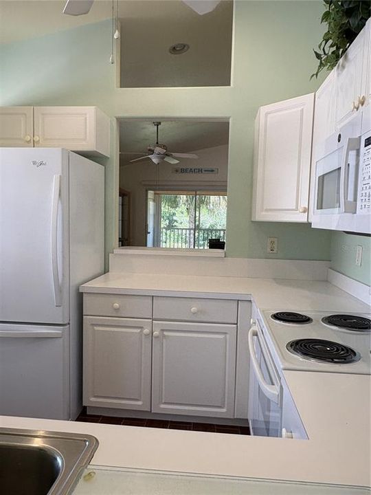 Active With Contract: $209,000 (2 beds, 2 baths, 983 Square Feet)