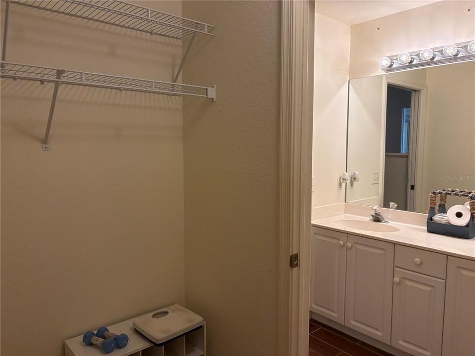 Active With Contract: $209,000 (2 beds, 2 baths, 983 Square Feet)