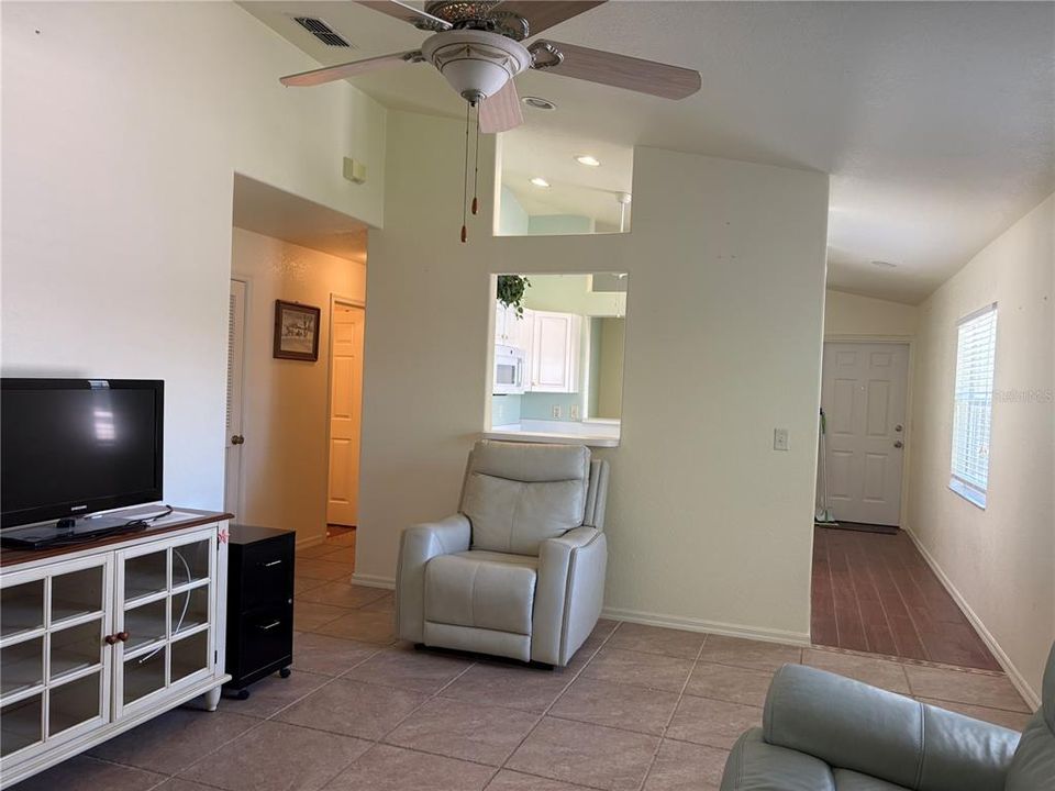 Active With Contract: $209,000 (2 beds, 2 baths, 983 Square Feet)
