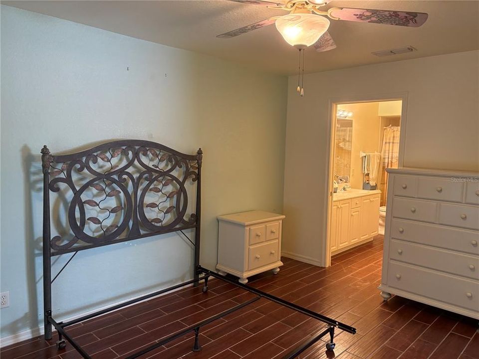 Active With Contract: $209,000 (2 beds, 2 baths, 983 Square Feet)