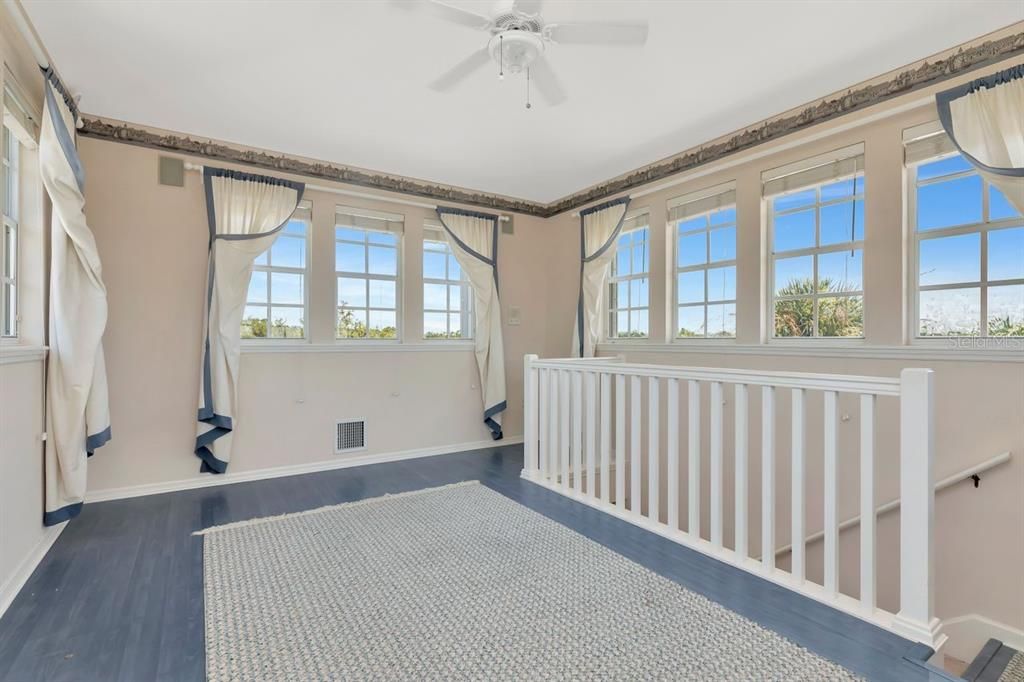 Activo con contrato: $900,000 (3 camas, 2 baños, 2337 Pies cuadrados)