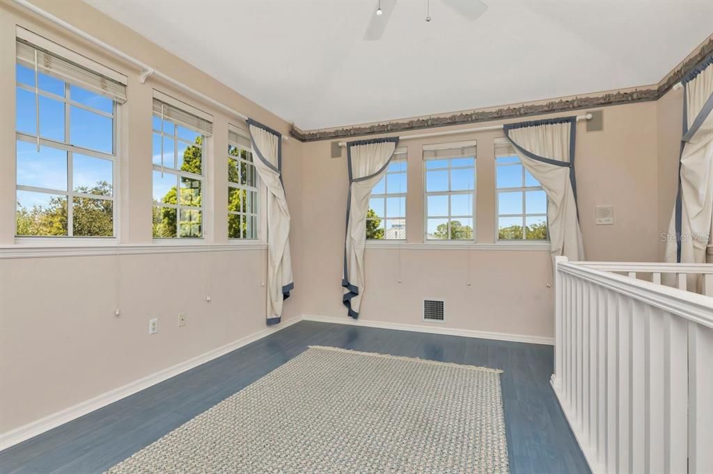 Activo con contrato: $900,000 (3 camas, 2 baños, 2337 Pies cuadrados)