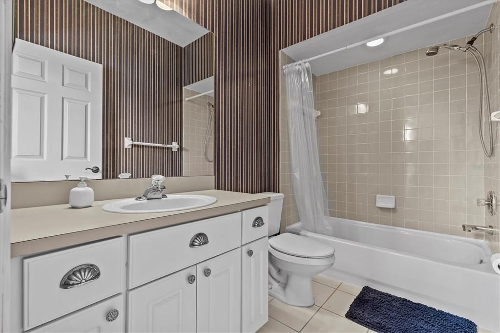 Activo con contrato: $900,000 (3 camas, 2 baños, 2337 Pies cuadrados)