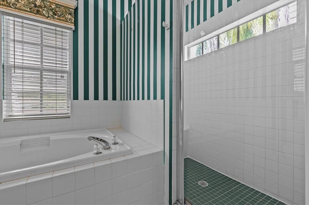 Activo con contrato: $900,000 (3 camas, 2 baños, 2337 Pies cuadrados)