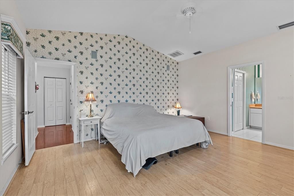 Activo con contrato: $900,000 (3 camas, 2 baños, 2337 Pies cuadrados)