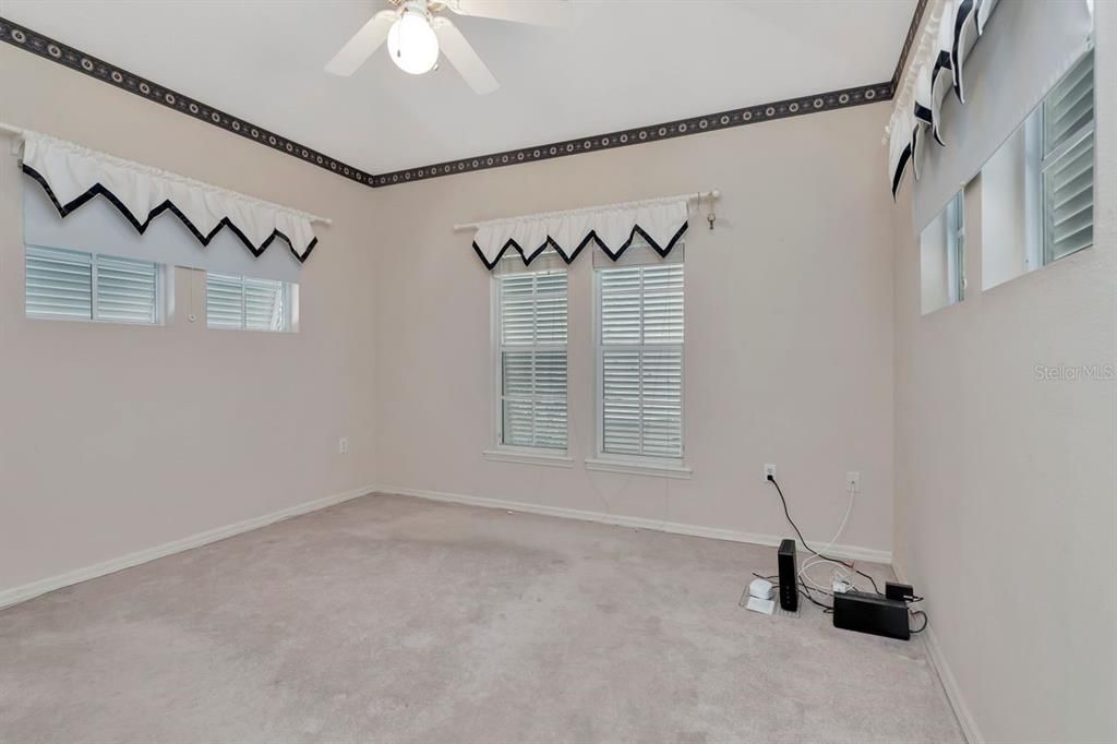 Activo con contrato: $900,000 (3 camas, 2 baños, 2337 Pies cuadrados)