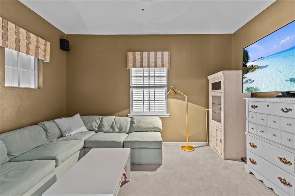 Activo con contrato: $900,000 (3 camas, 2 baños, 2337 Pies cuadrados)