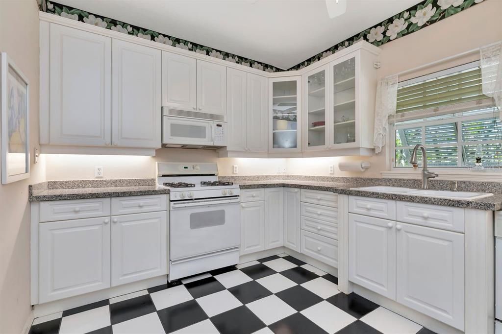 Activo con contrato: $900,000 (3 camas, 2 baños, 2337 Pies cuadrados)