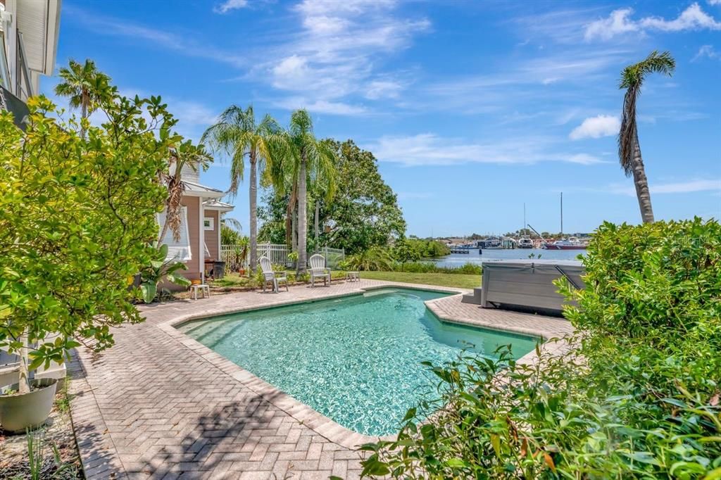 Activo con contrato: $900,000 (3 camas, 2 baños, 2337 Pies cuadrados)