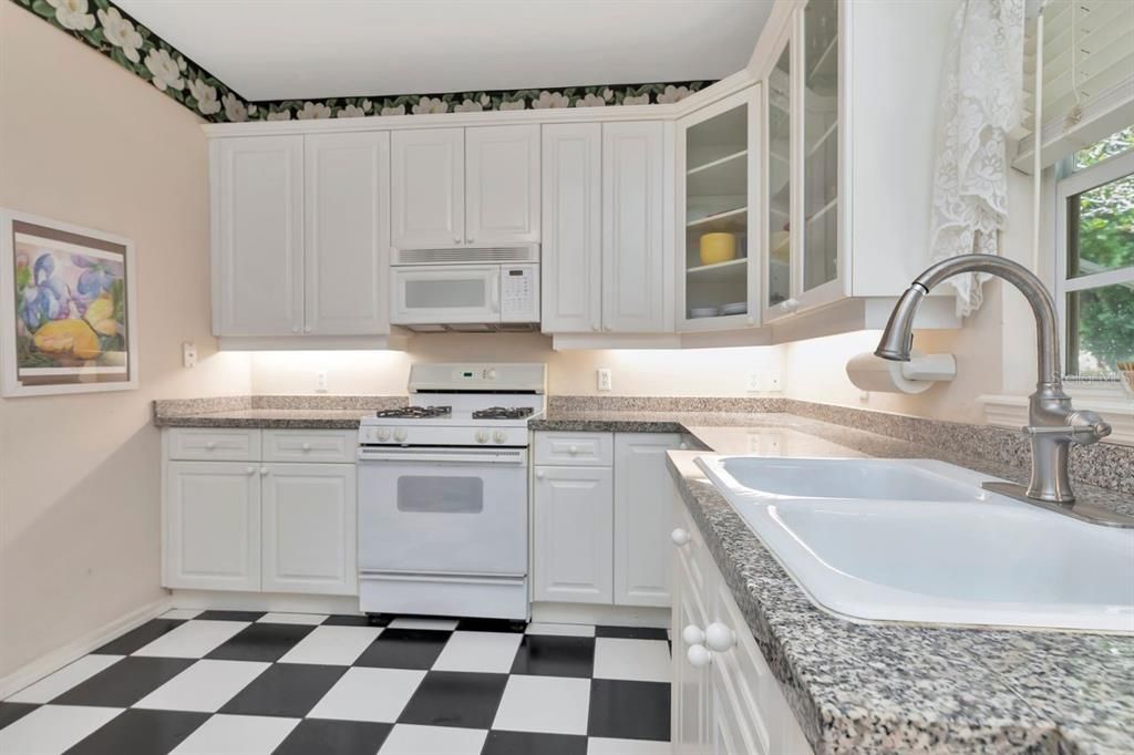 Activo con contrato: $900,000 (3 camas, 2 baños, 2337 Pies cuadrados)