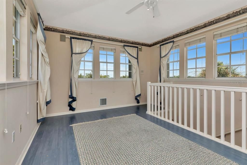 Activo con contrato: $900,000 (3 camas, 2 baños, 2337 Pies cuadrados)