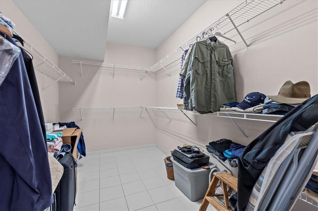 Activo con contrato: $900,000 (3 camas, 2 baños, 2337 Pies cuadrados)