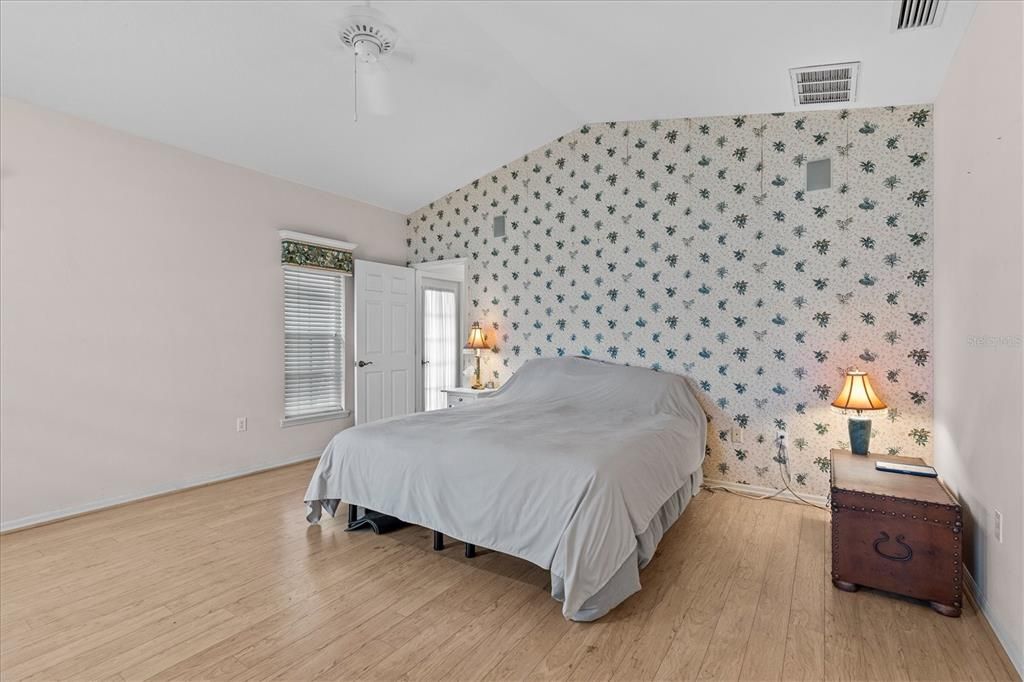 Activo con contrato: $900,000 (3 camas, 2 baños, 2337 Pies cuadrados)