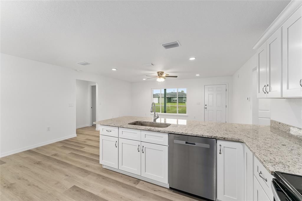 На продажу: $248,900 (3 спален, 2 ванн, 1251 Квадратных фут)