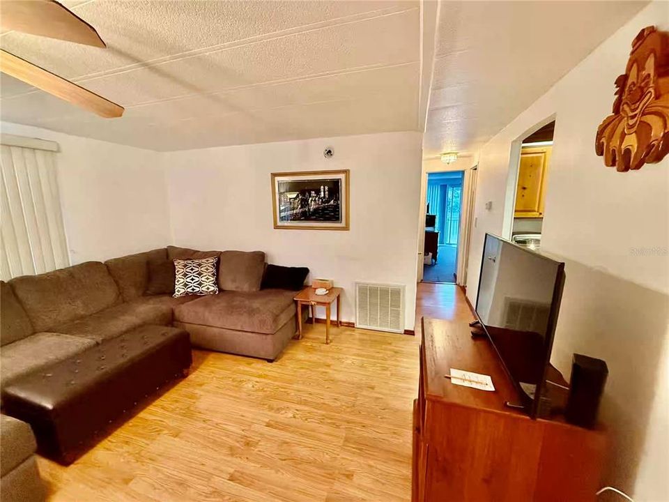 На продажу: $169,900 (2 спален, 2 ванн, 1180 Квадратных фут)