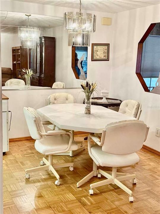 На продажу: $169,900 (2 спален, 2 ванн, 1180 Квадратных фут)