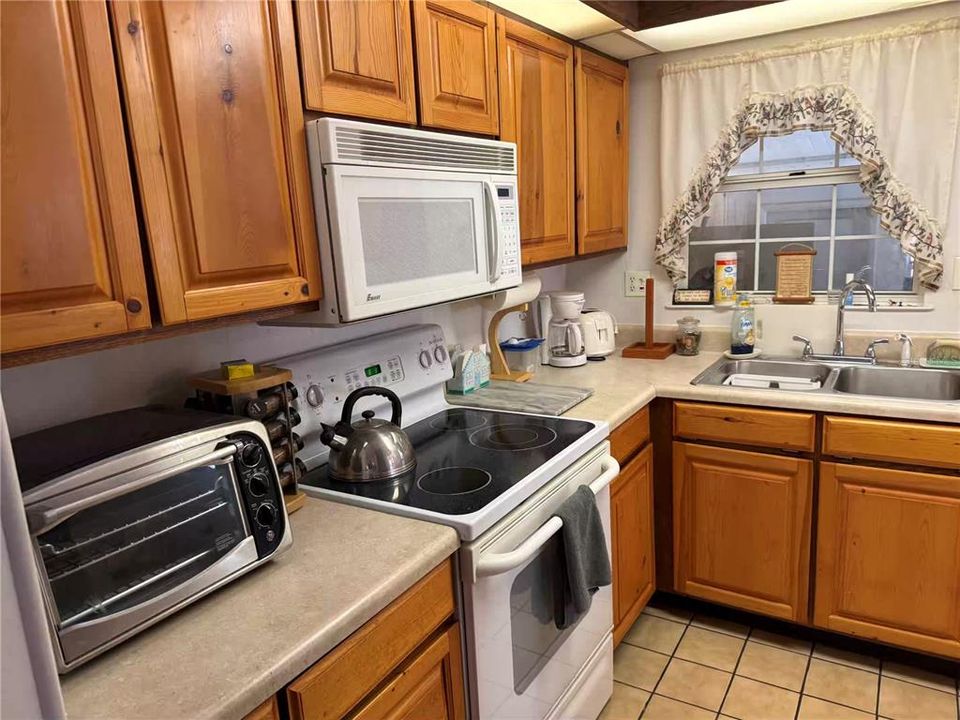 На продажу: $169,900 (2 спален, 2 ванн, 1180 Квадратных фут)