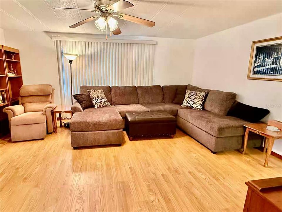 На продажу: $169,900 (2 спален, 2 ванн, 1180 Квадратных фут)