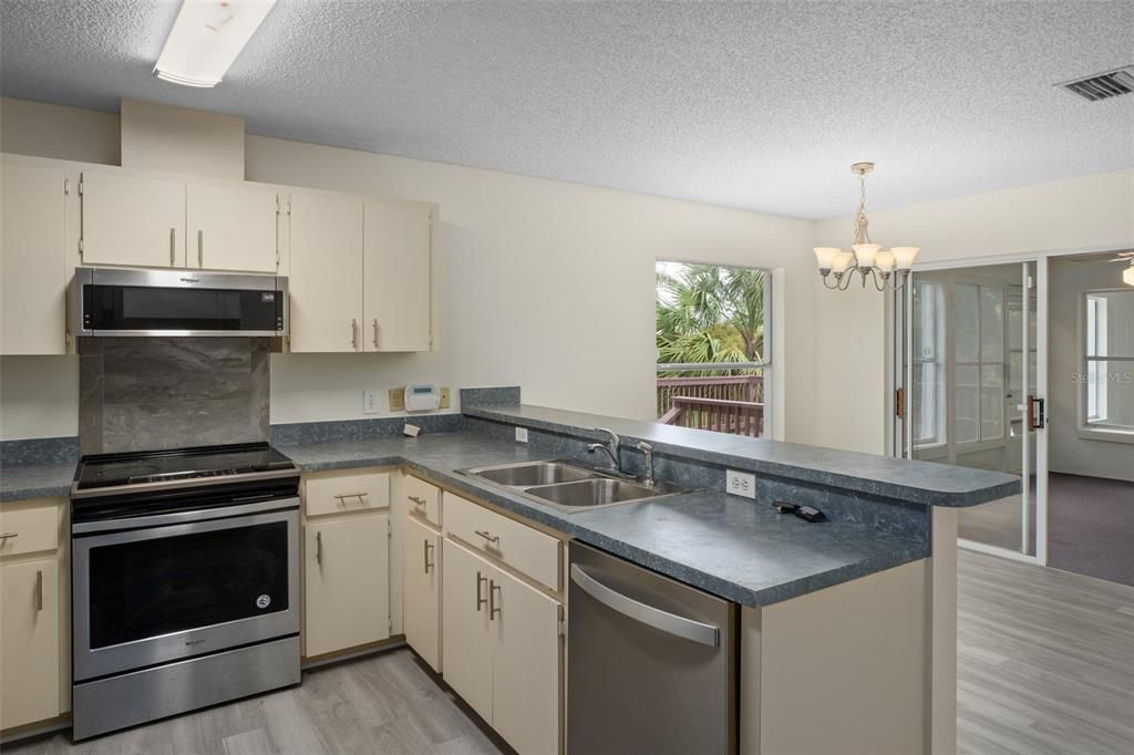 Active With Contract: $210,000 (2 beds, 2 baths, 1740 Square Feet)