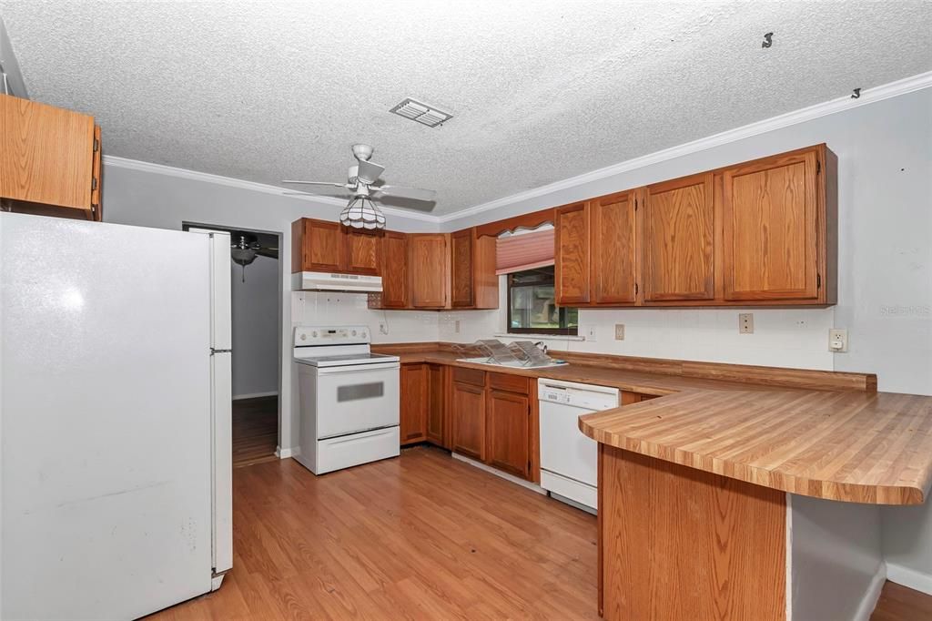 For Sale: $399,900 (6 beds, 4 baths, 2478 Square Feet)