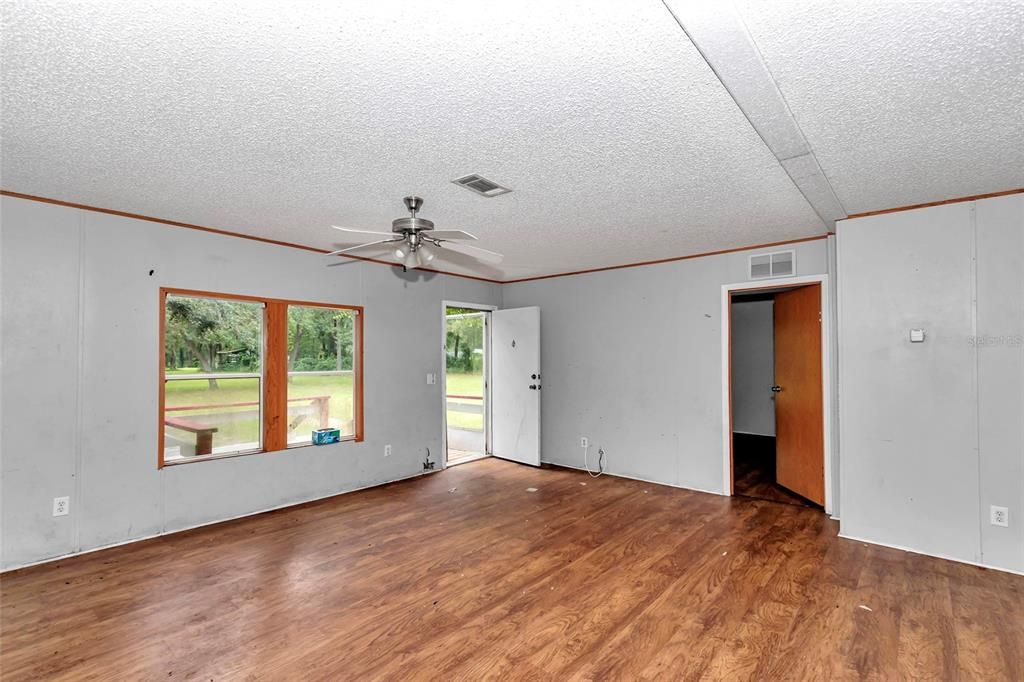 For Sale: $399,900 (6 beds, 4 baths, 2478 Square Feet)