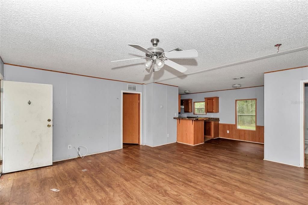 For Sale: $399,900 (6 beds, 4 baths, 2478 Square Feet)