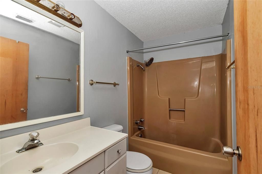 For Sale: $399,900 (6 beds, 4 baths, 2478 Square Feet)