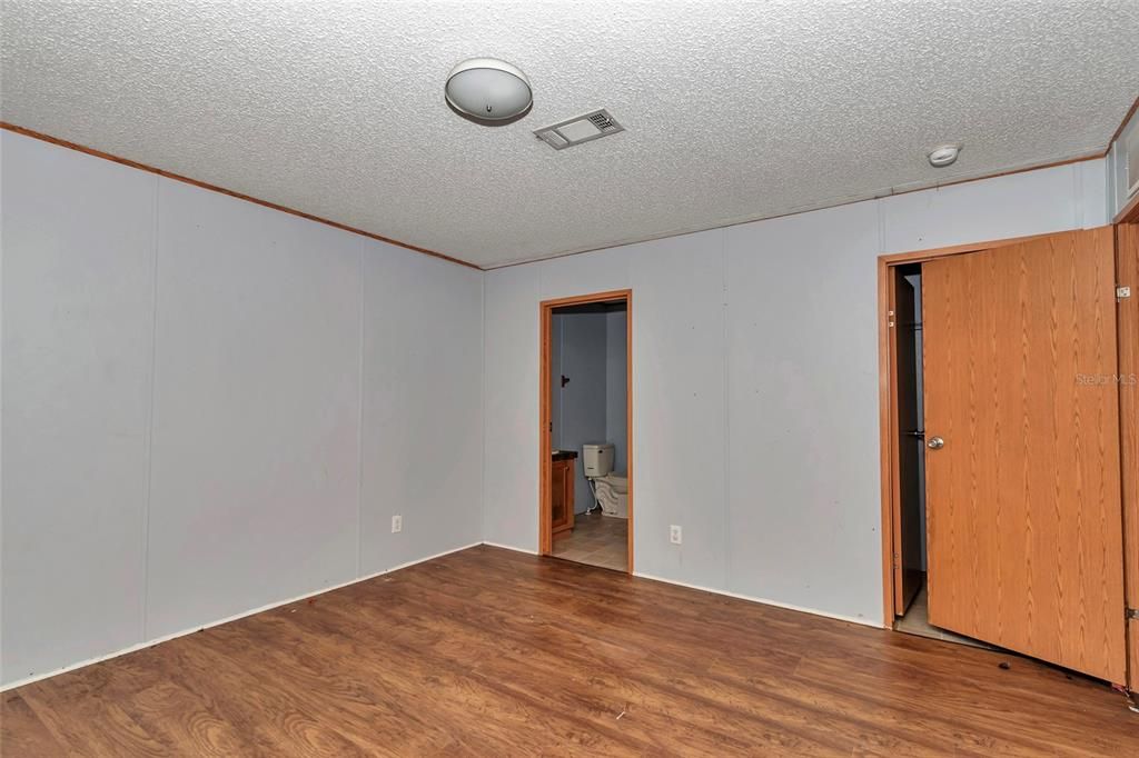 For Sale: $399,900 (6 beds, 4 baths, 2478 Square Feet)